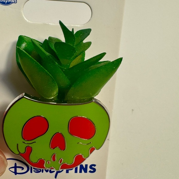 NWT. Disney Pin. 2024 Disney Terrarium Succulent Planter Evil queen apple pin - Picture 2 of 8